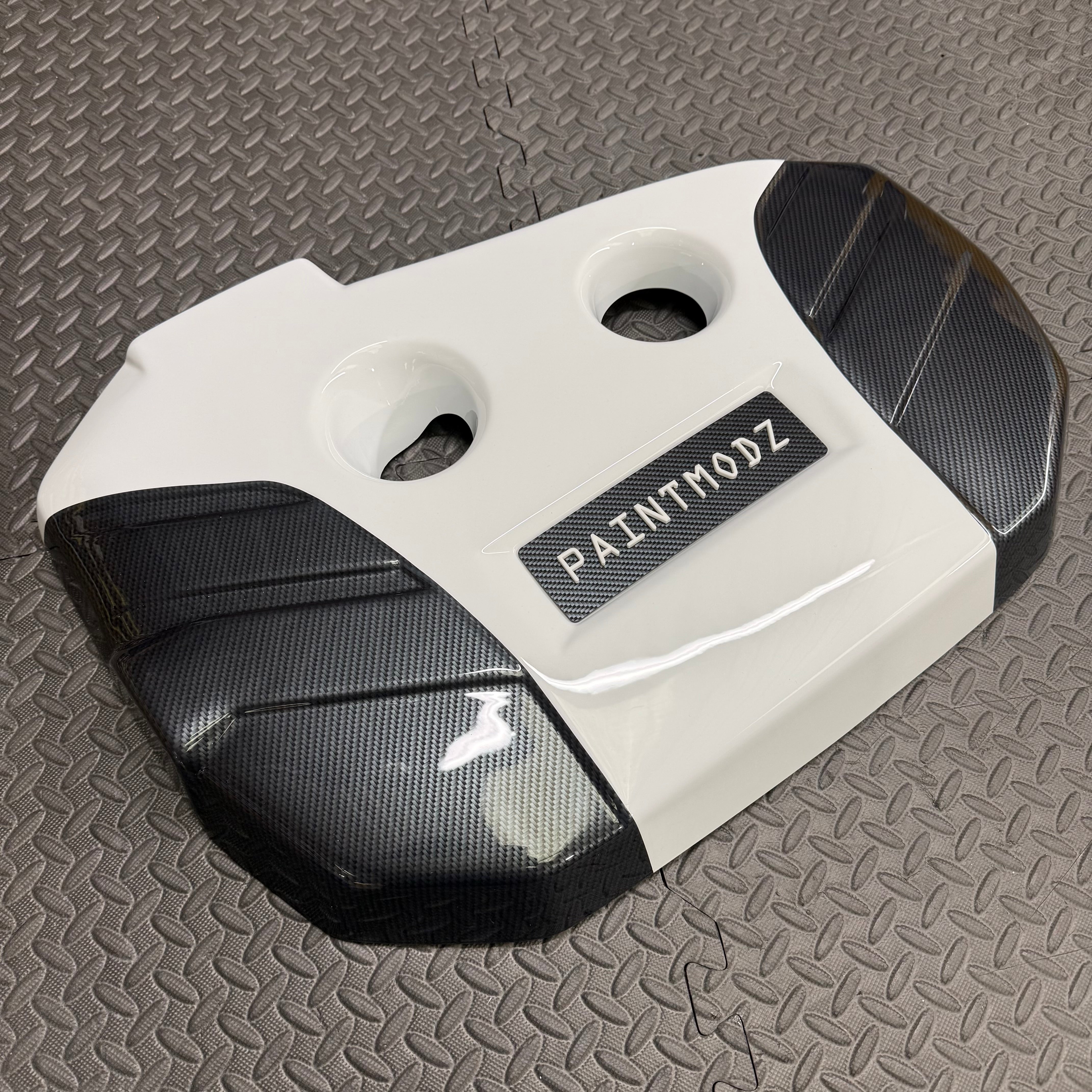 Proform Engine Cover - Mk3.5 Focus RS - Painted Frozen White With Deluxe Carbon Fibre Sides and White/Deluxe Carbon Fibre Effect Badge Plate