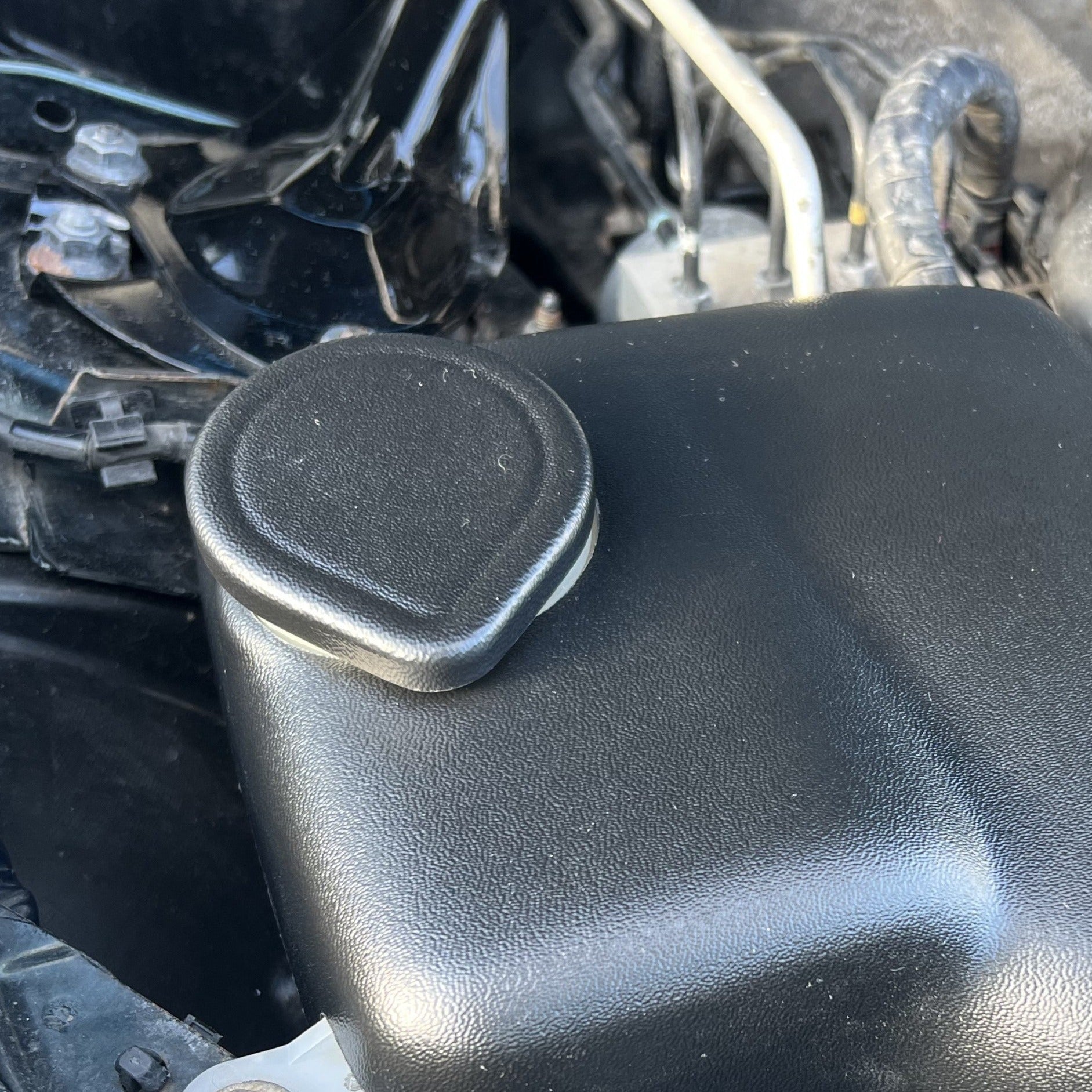 Proform-Abdeckung für Scheibenwaschflaschendeckel – Mazda MX5/Miata Mk3/3.5/NC (Kunststoffoberflächen)