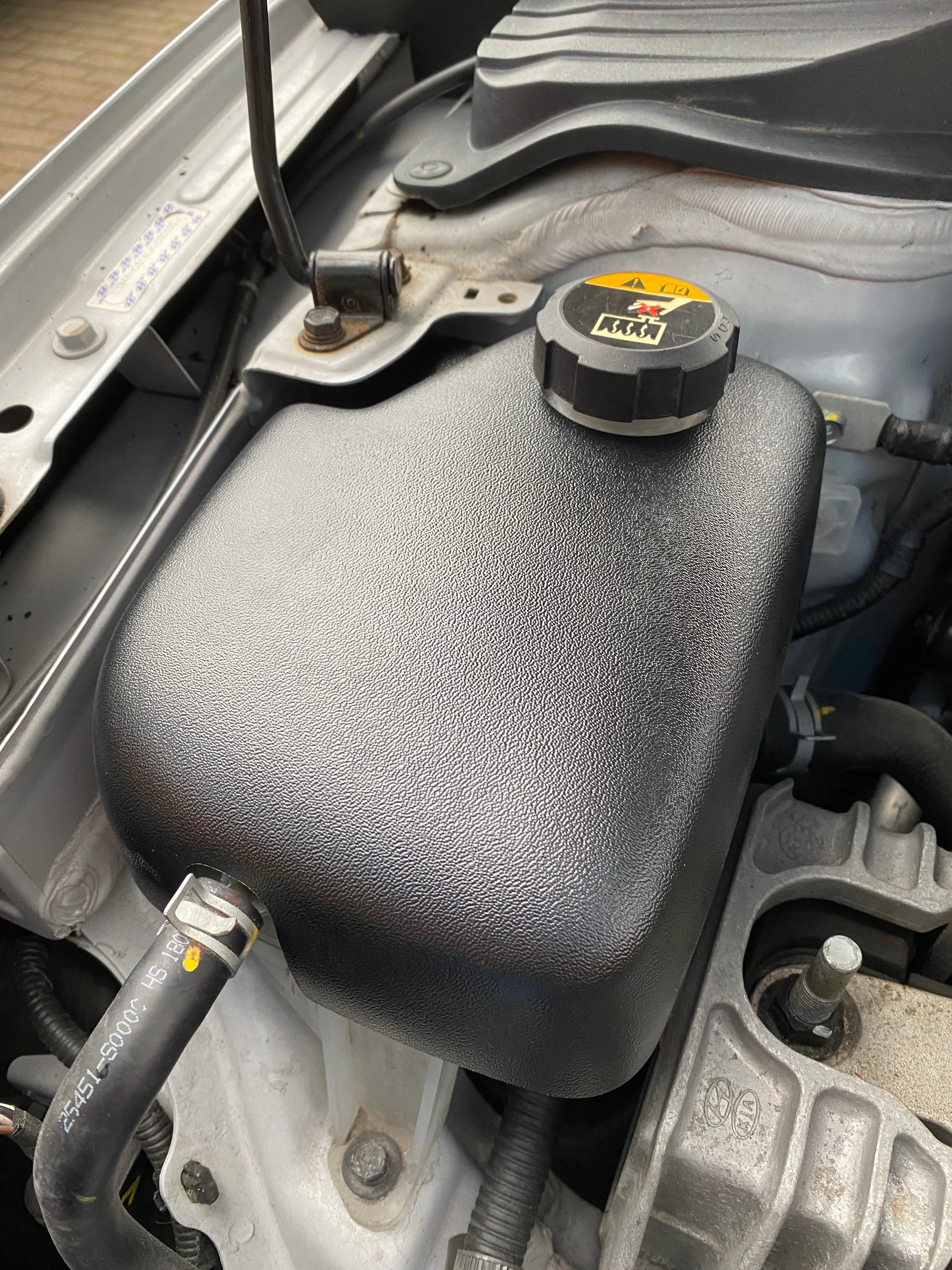 Proform Kühlmitteltankabdeckung – Hyundai i30N / Kona N / Veloster N (Kunststoffoberflächen)