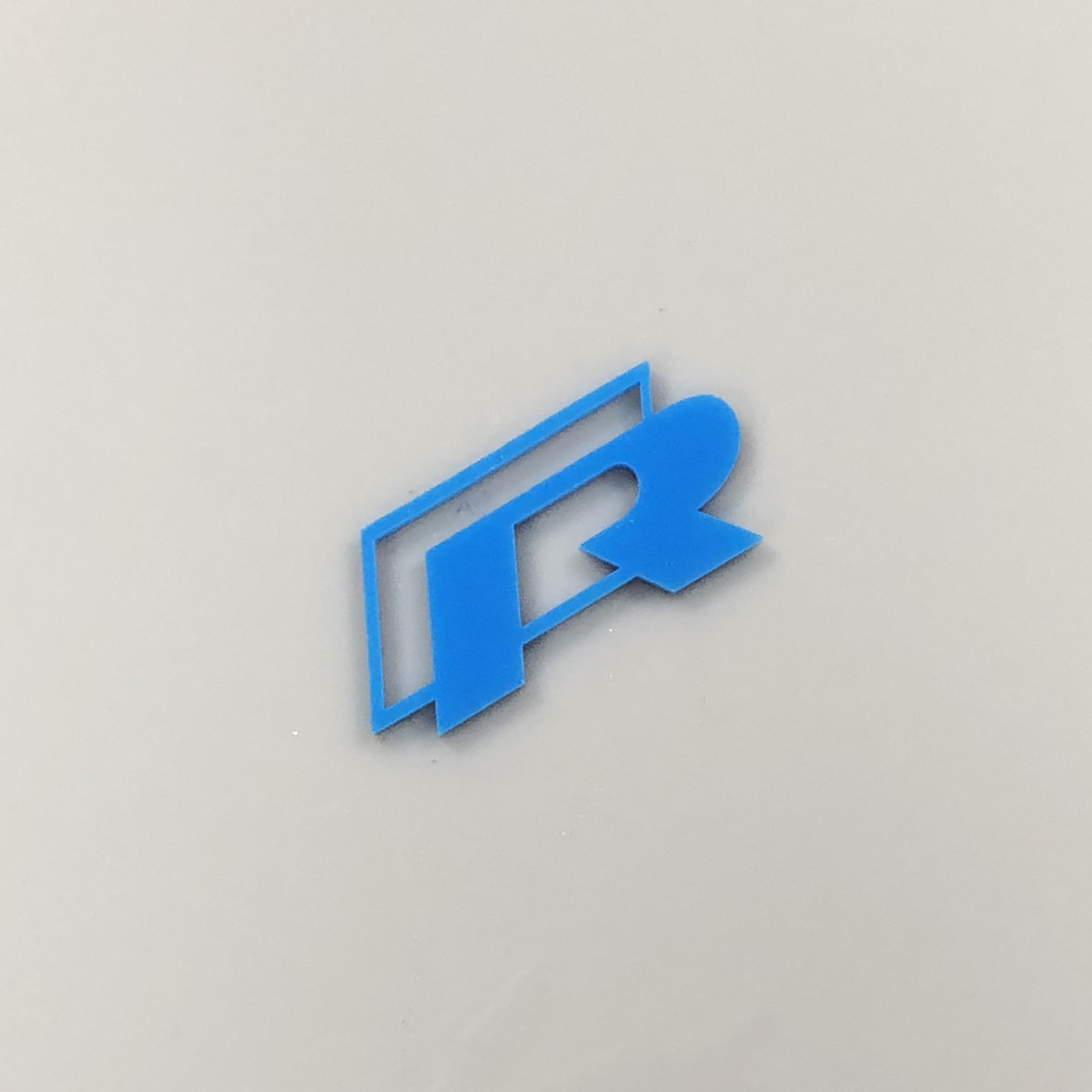 Acryl-Abzeichen mit R-Logo
