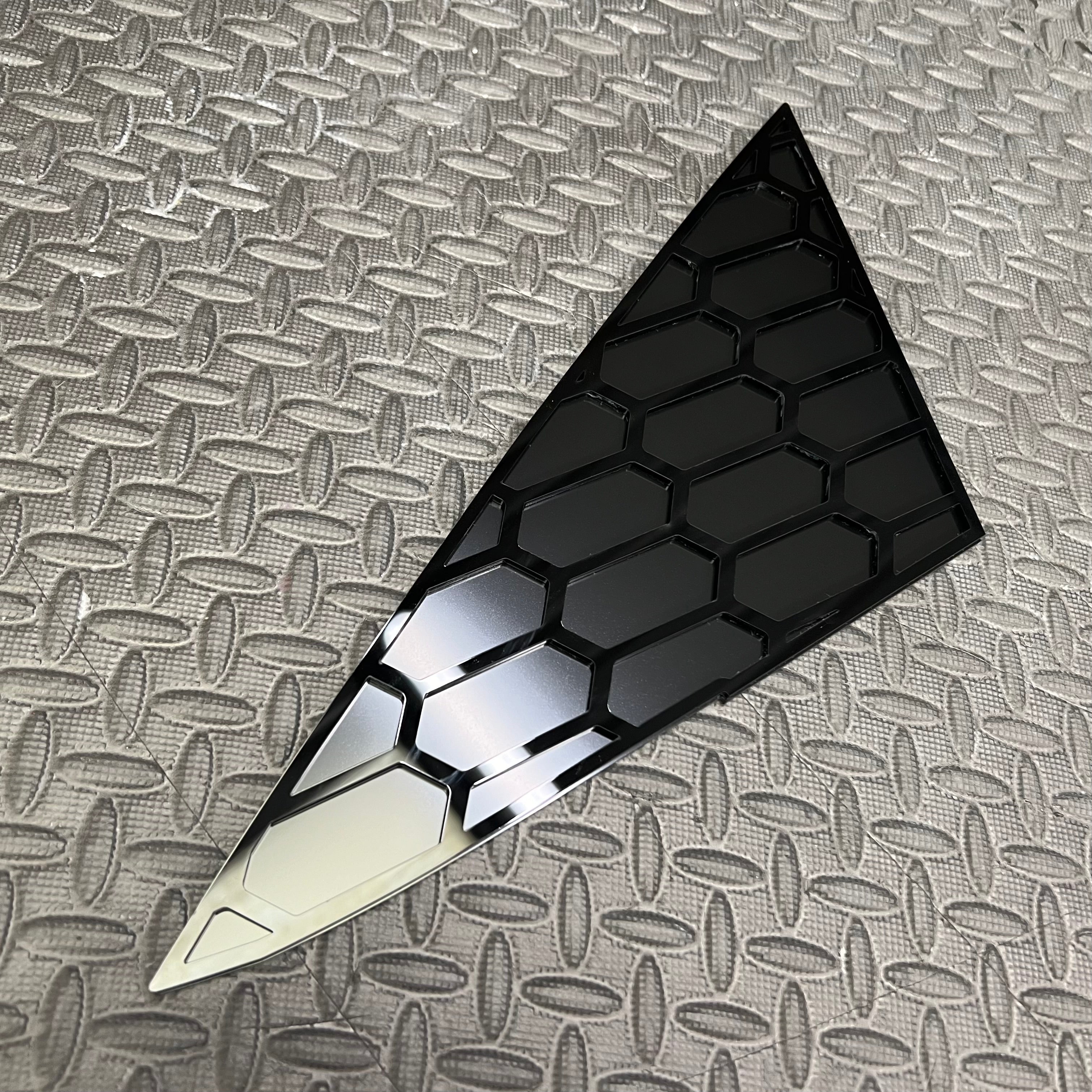 Mk7/7.5 Fiesta Front Quarter Window Inserts (Pair) - Gloss Black Hexagon Design With Satin Black Back Plate