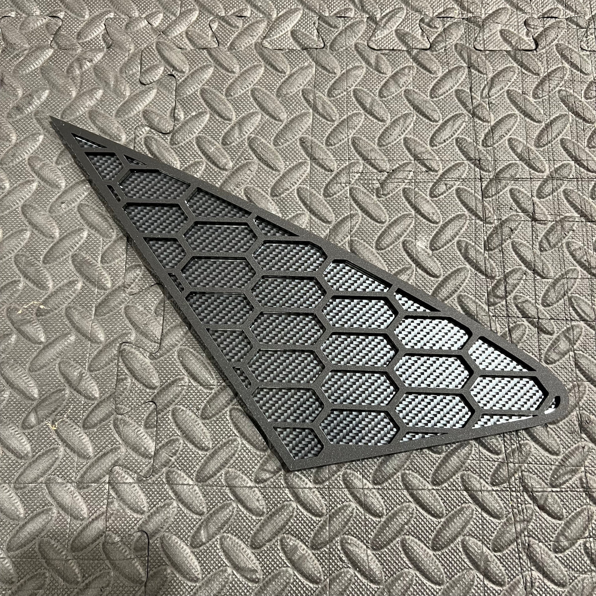 Mk2/2.5 Puma Acrylic Rear Window Inserts (Pair) - Satin Black Hexagon Design With Carbon Fibre Effect Back Plate