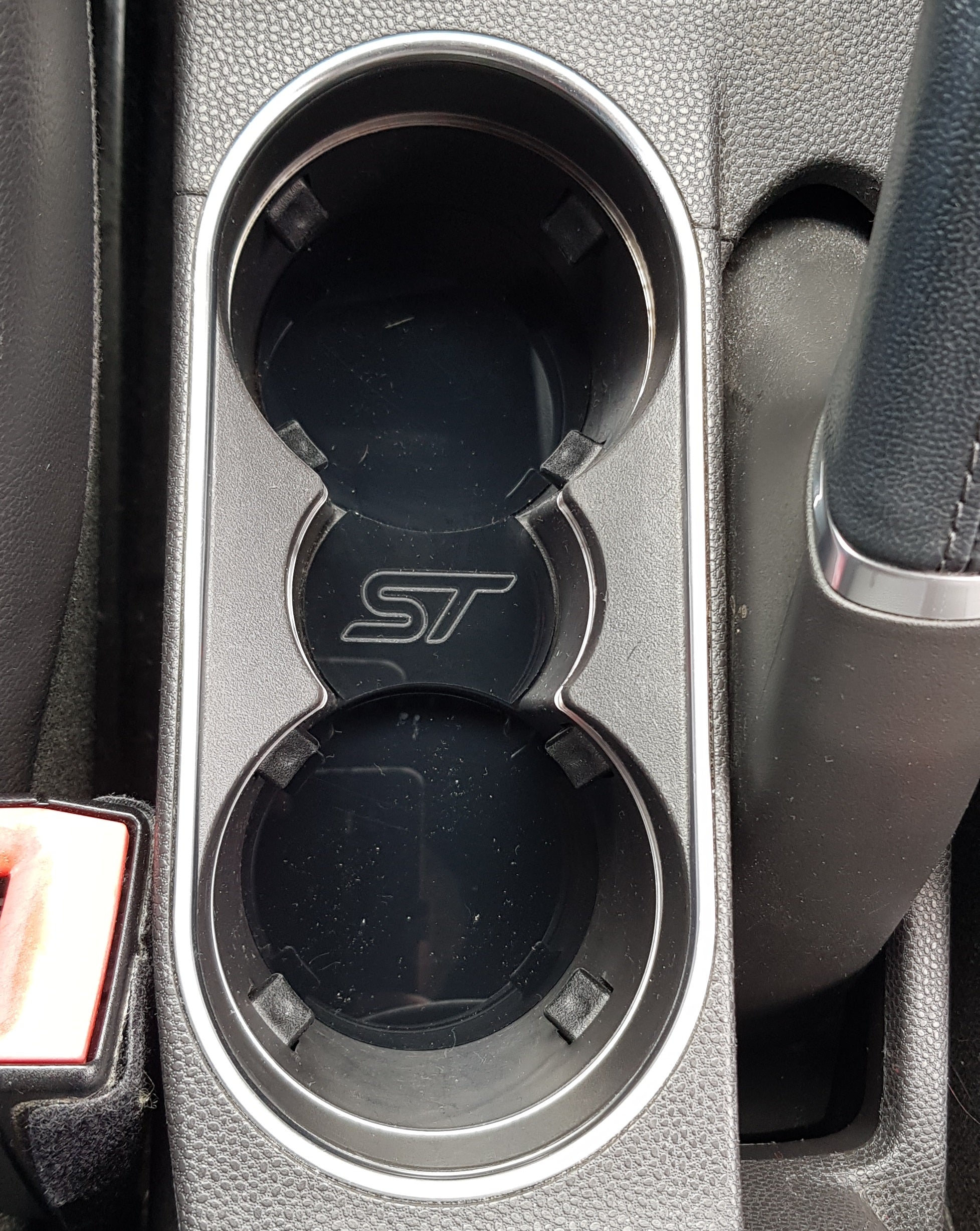 Ausverkauf – Mk7.5 / Mk8/8.5 Fiesta & Mk2 Puma Getränkehalter-Einsätze – Eingraviertes ST-Logo