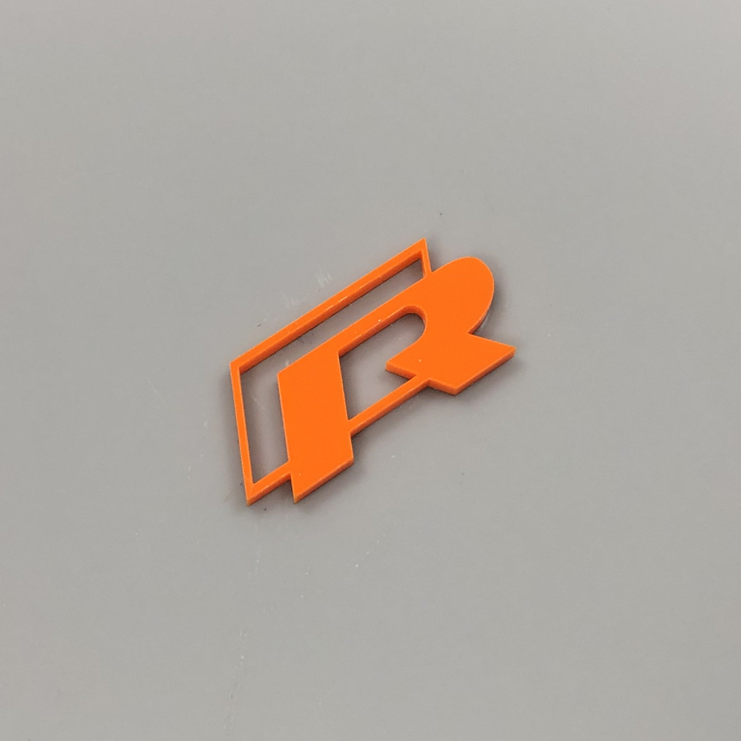 Acryl-Abzeichen mit R-Logo