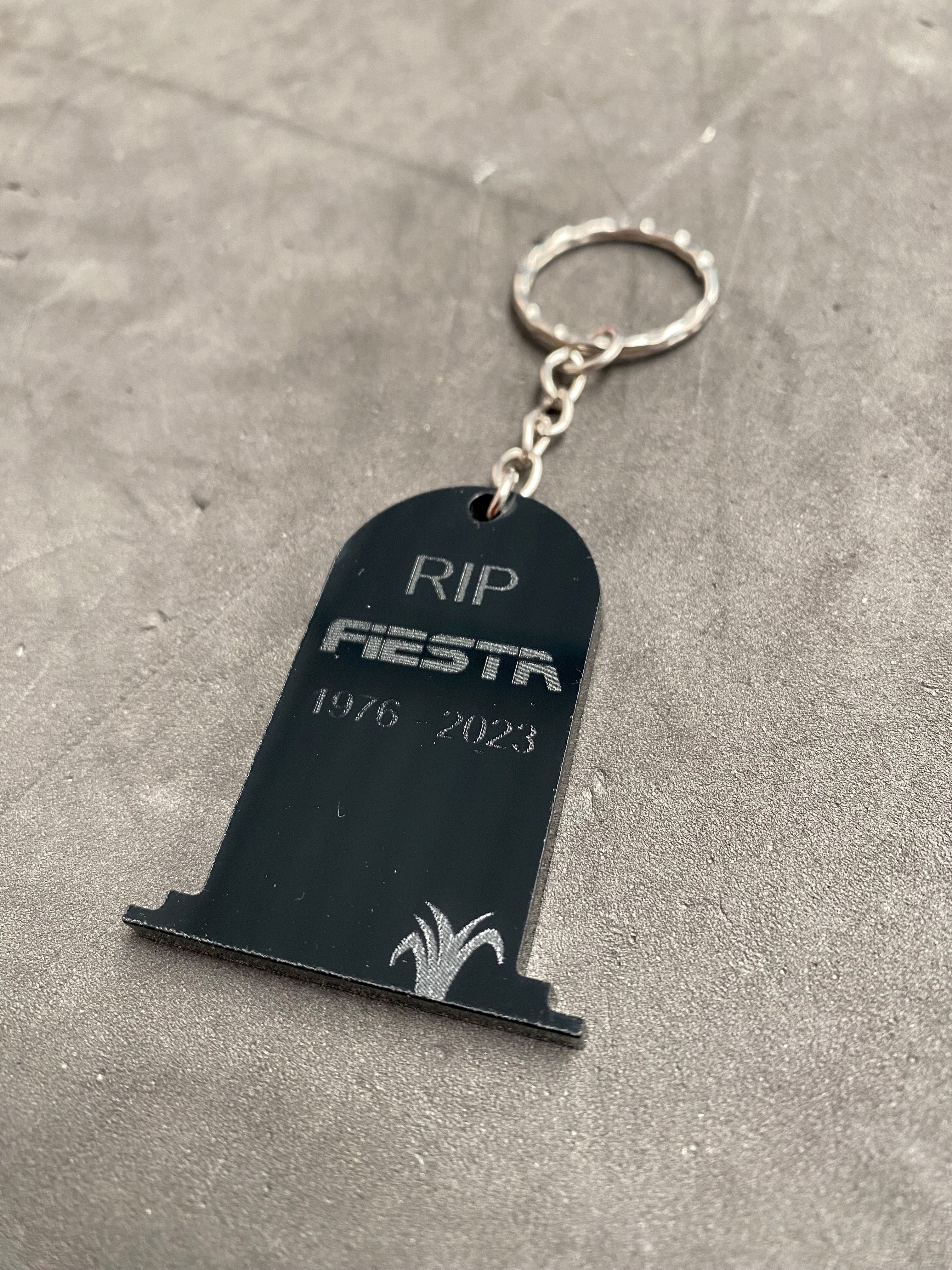 Schlüsselanhänger mit Gravur „Gravestone“ von RIP Fiesta