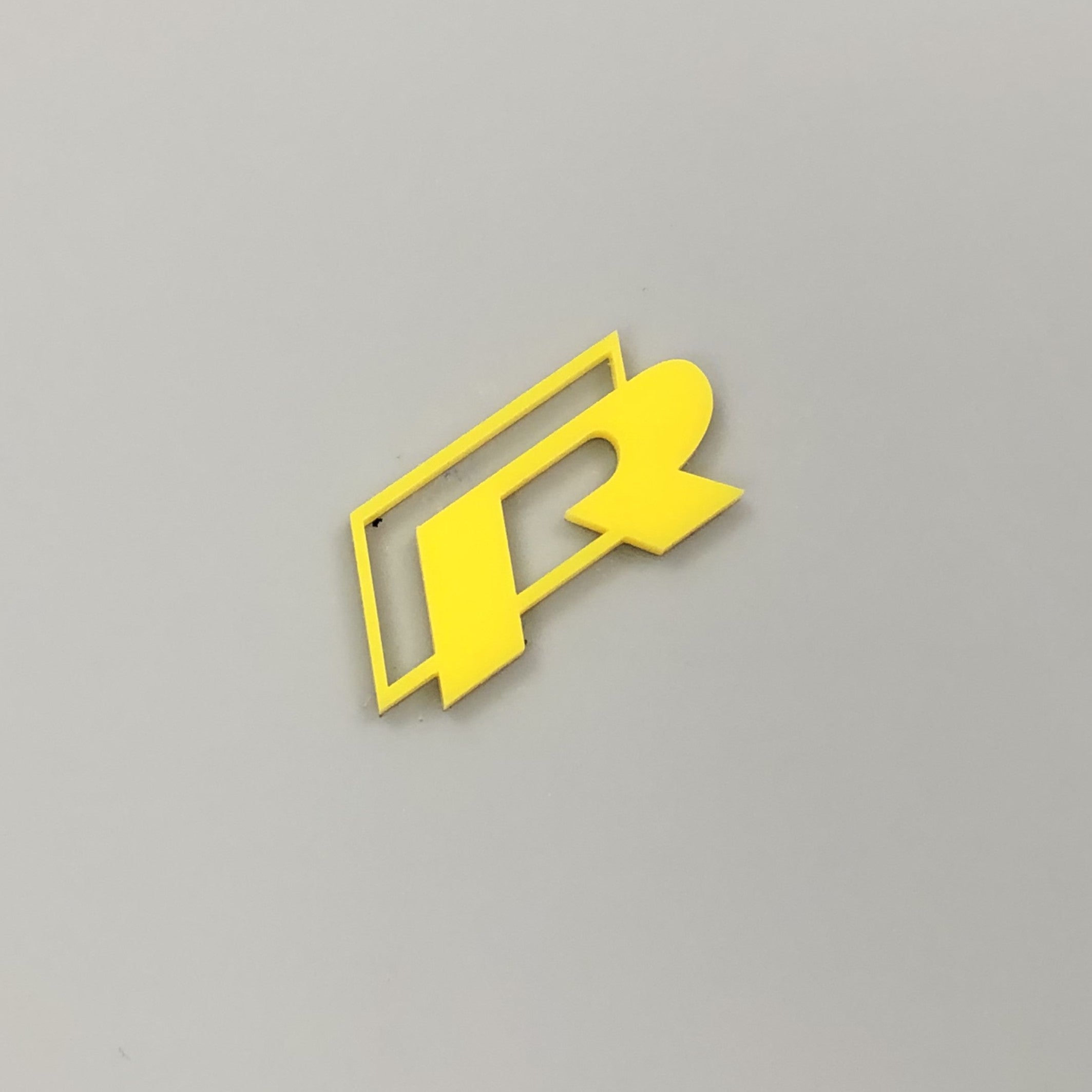 Acryl-Abzeichen mit R-Logo