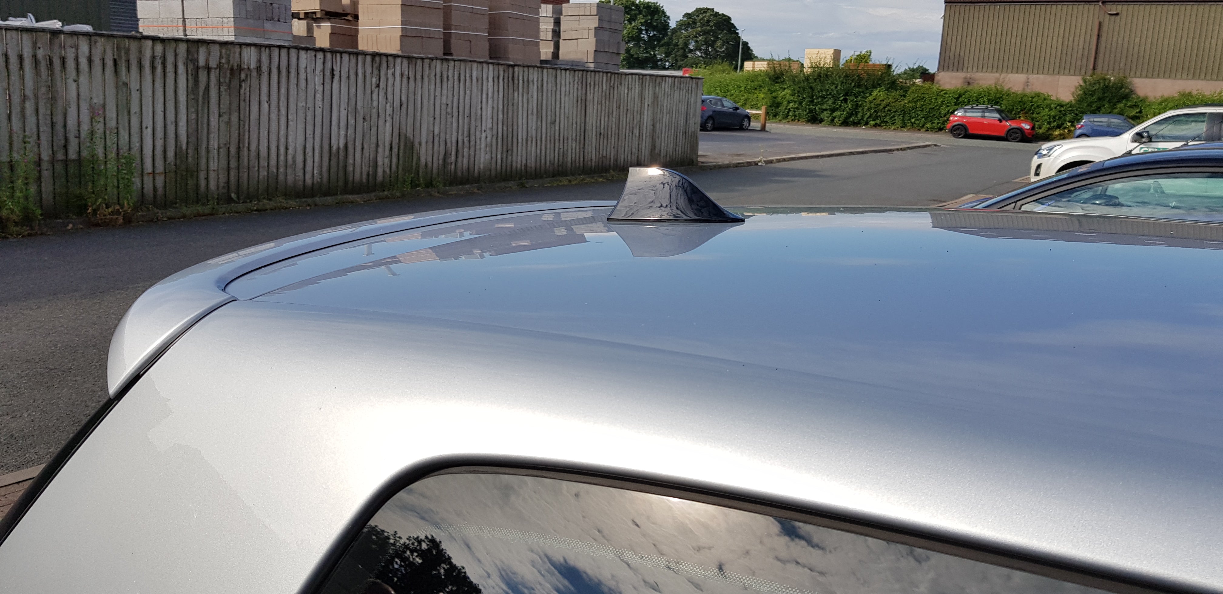 „Haifischflossen“-Antenne (lackiert/hydrodipped) – Volkswagen Golf Mk5 (inkl. GTI)