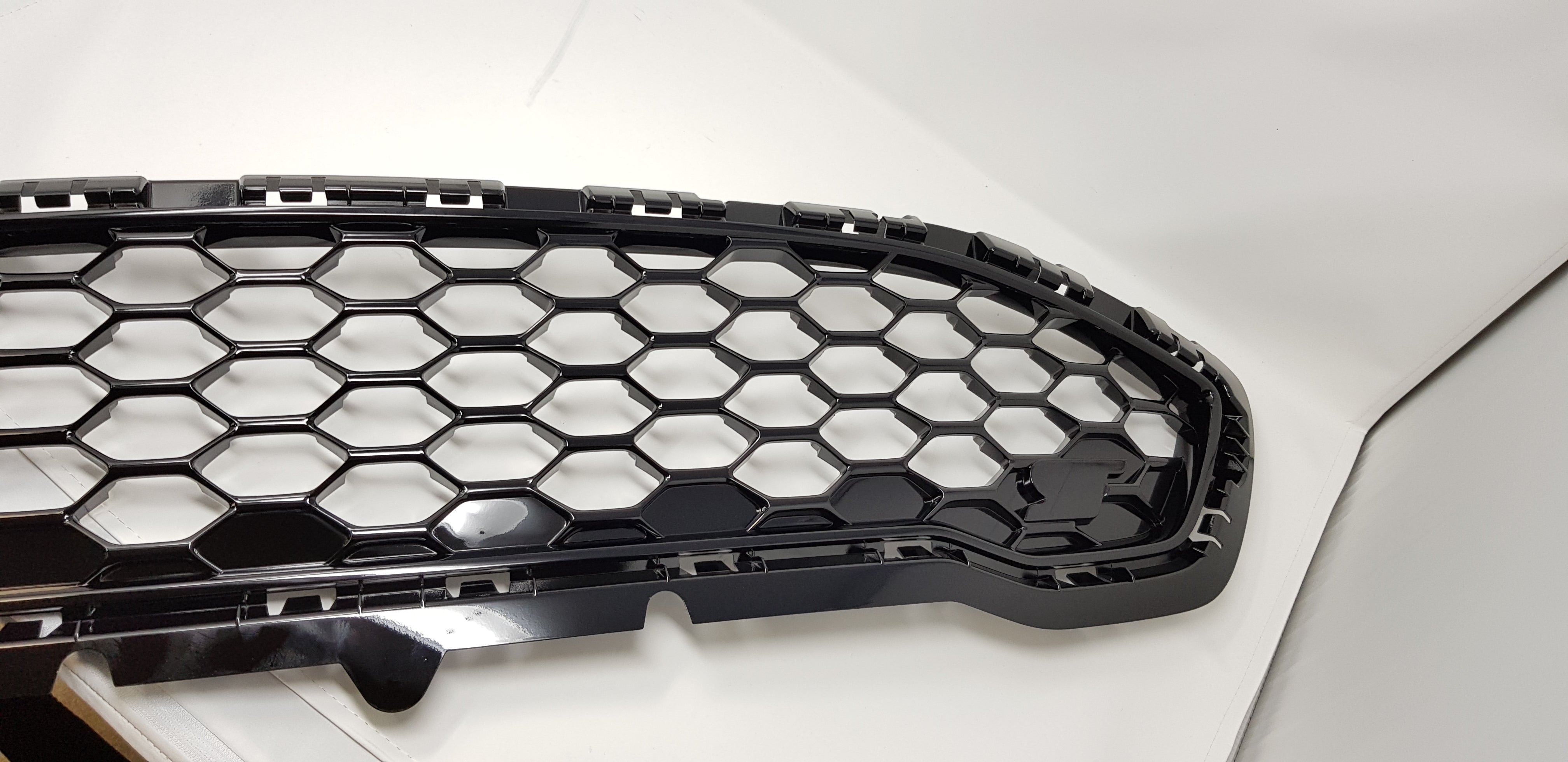 Kühlergrill vorne – Original Ford Mk8 Fiesta ST (lackiert)