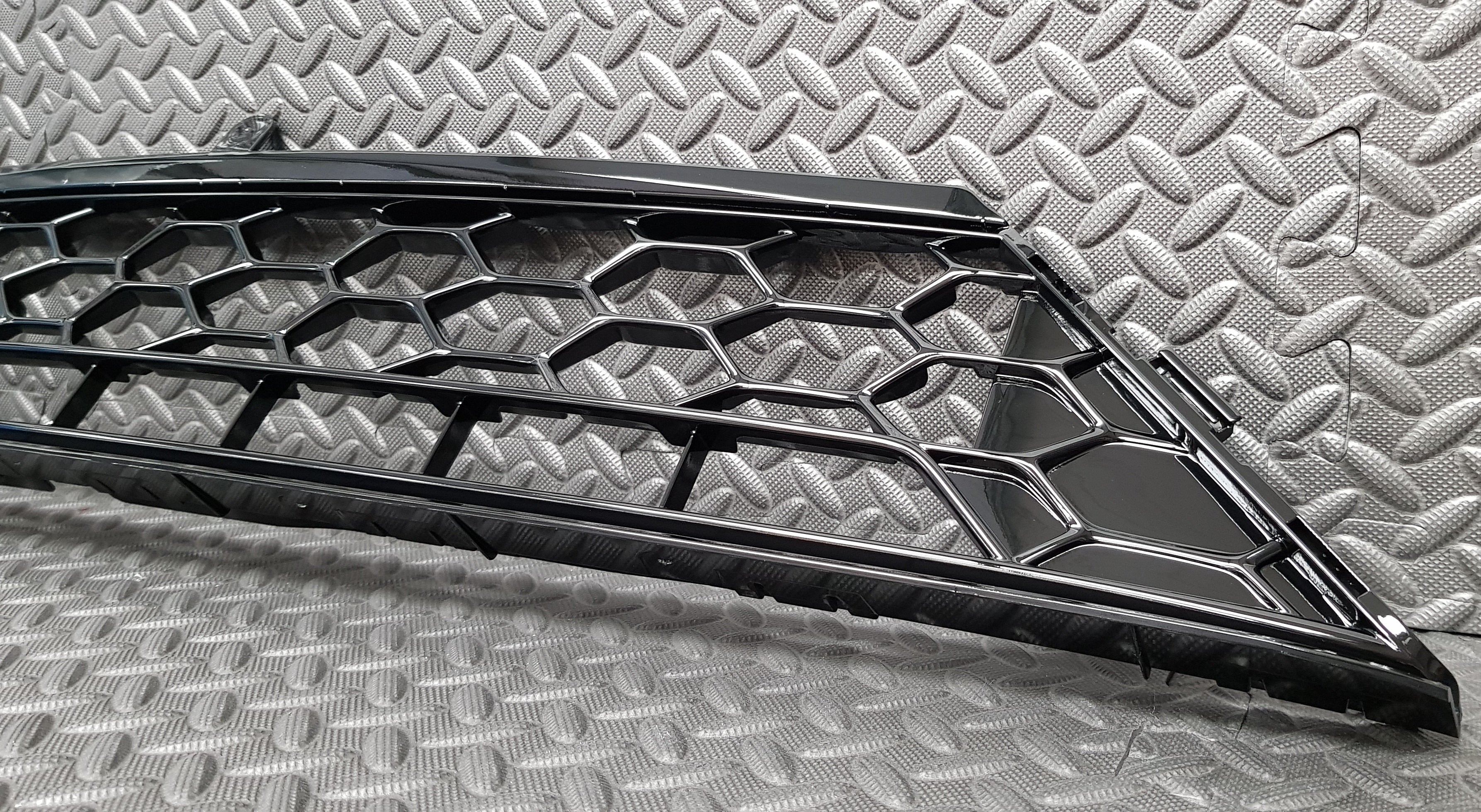 Kühlergrill vorne unten – Original Ford Mk8/8.5 Fiesta ST (lackiert)