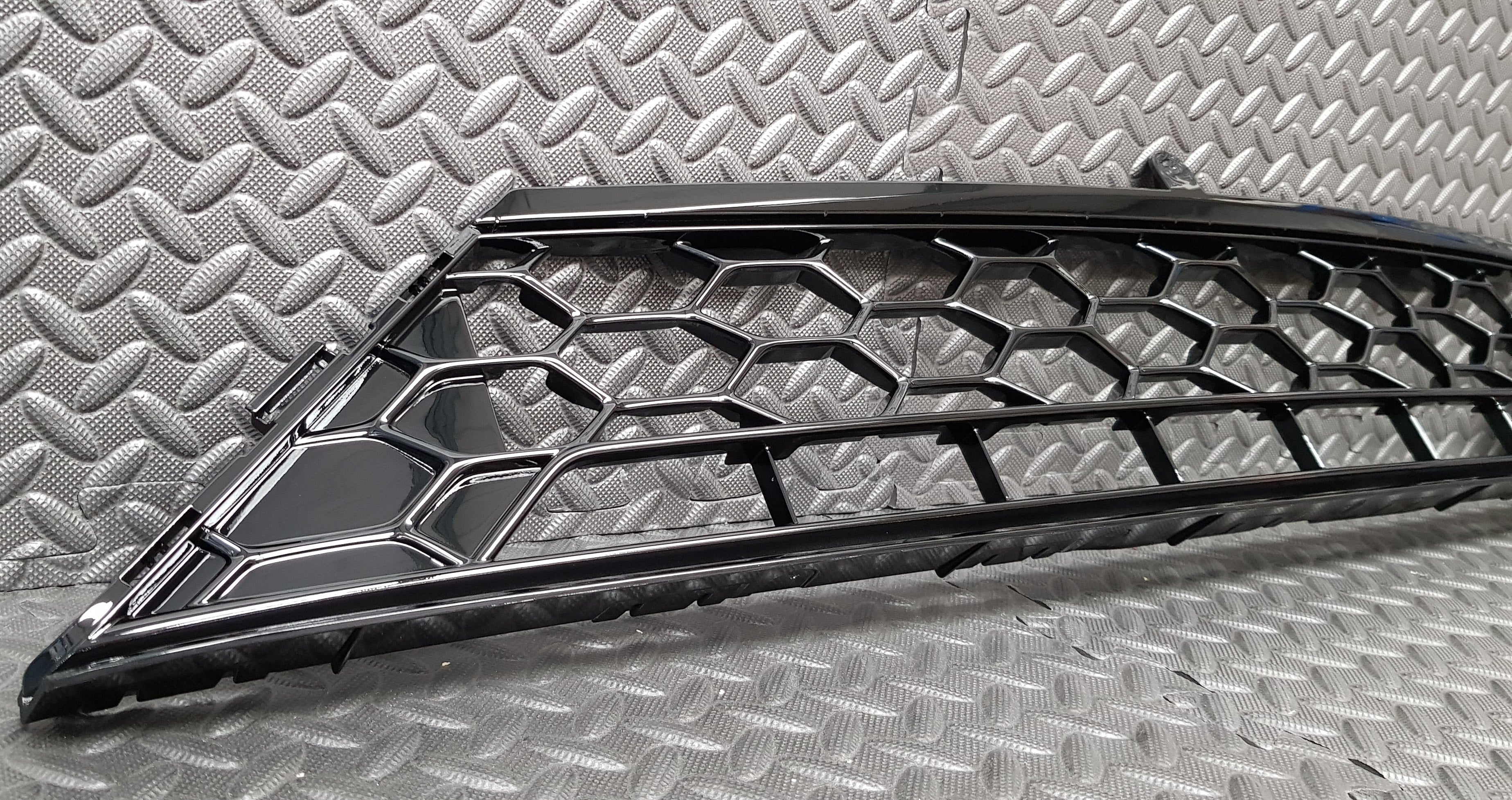 Kühlergrill vorne unten – Original Ford Mk8/8.5 Fiesta ST (lackiert)
