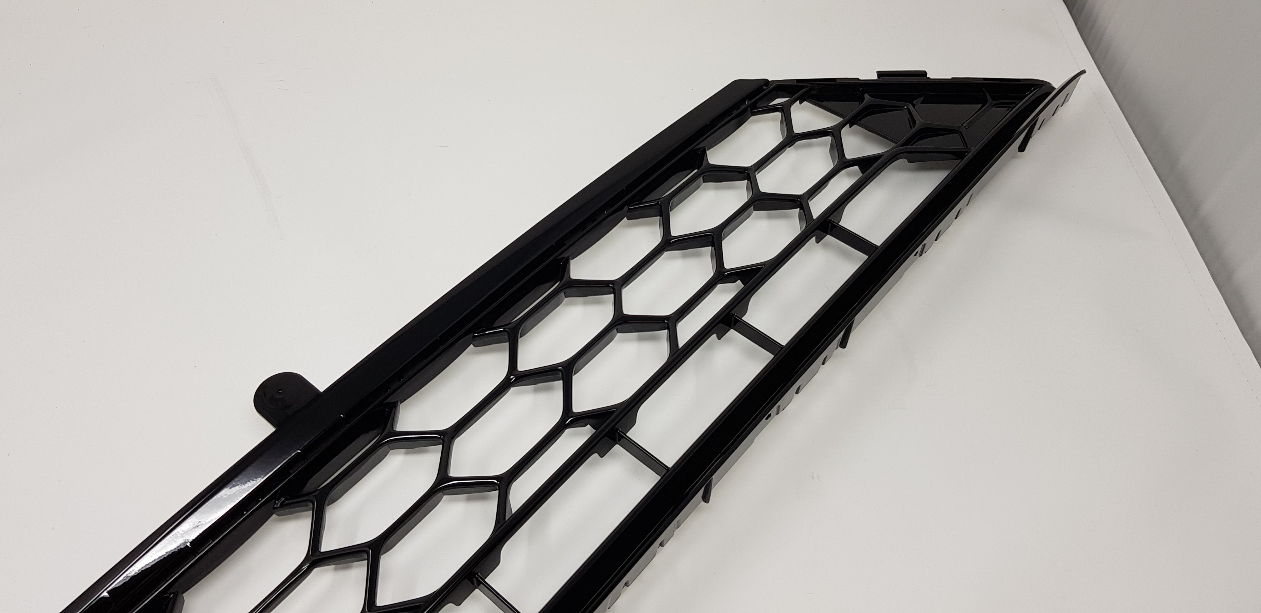 Kühlergrill vorne unten – Original Ford Mk8/8.5 Fiesta ST (lackiert)