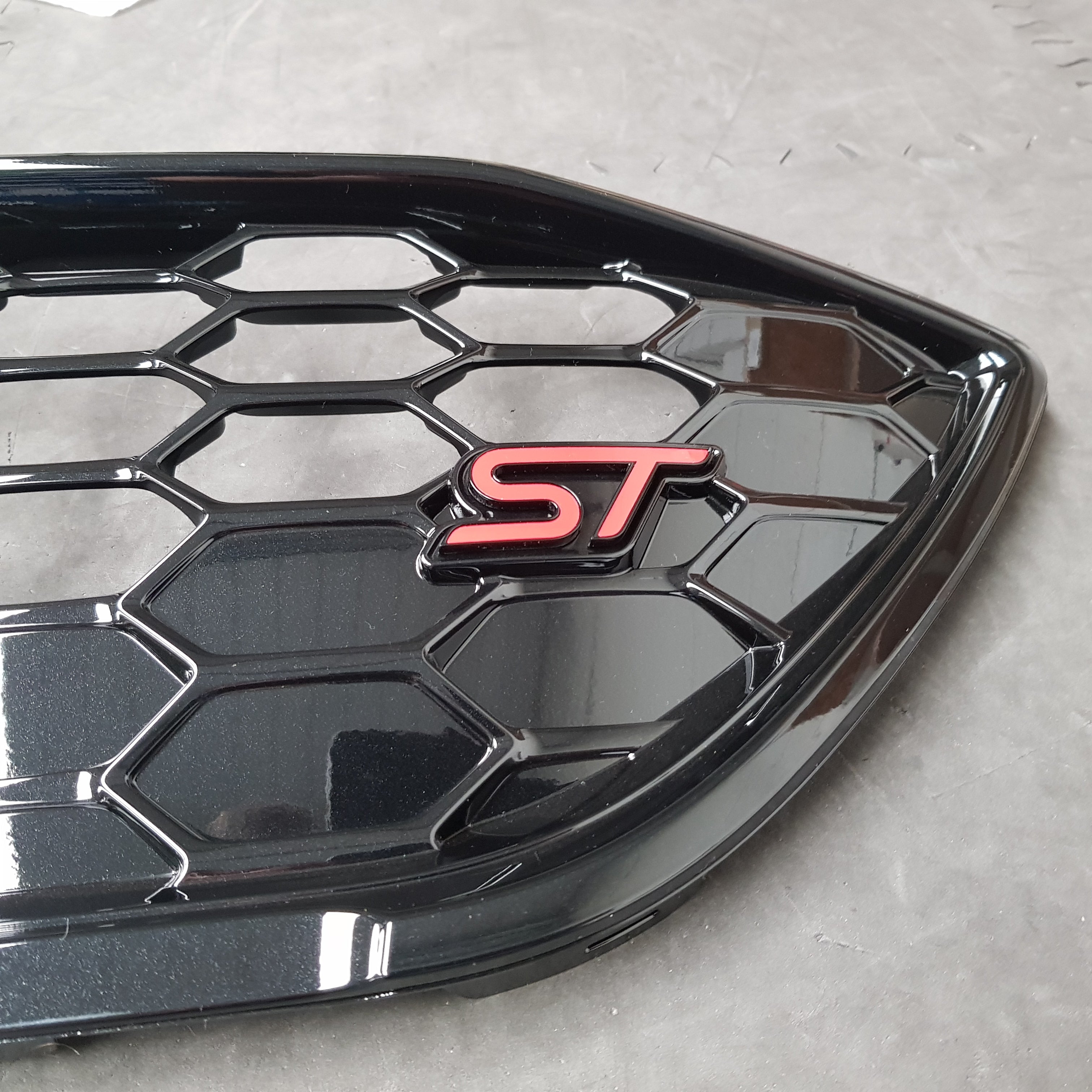 Genuine Ford Mk4 Focus ST Front Radiator Grille (Painted)