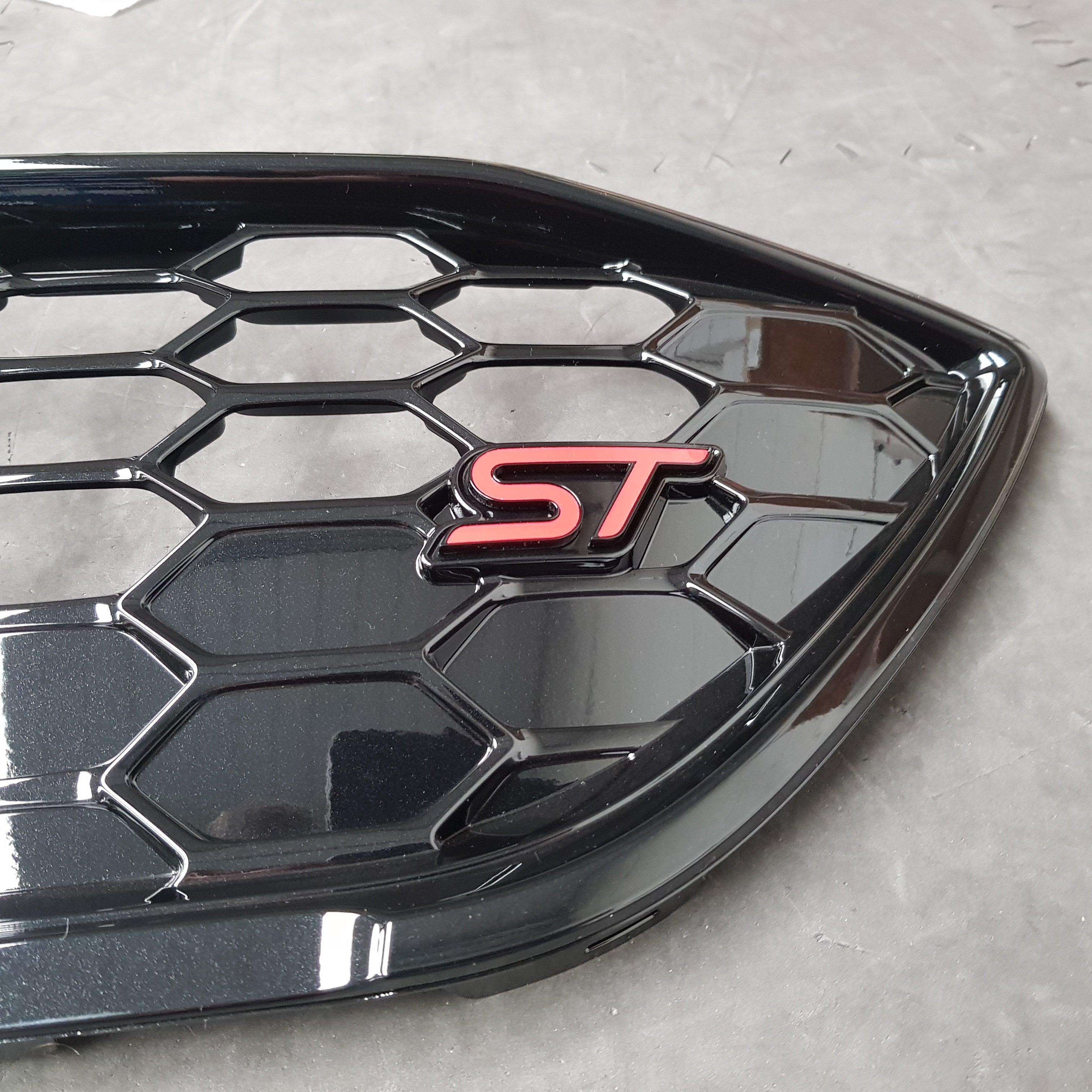 Original Ford Mk4 Focus ST Front-Kühlergrill (lackiert)