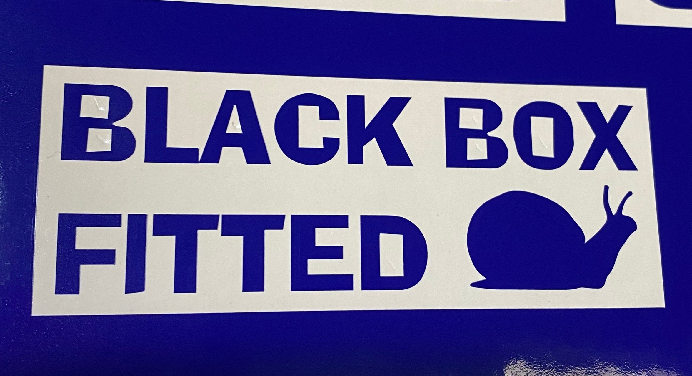 Autocollant en vinyle ajusté Black Box