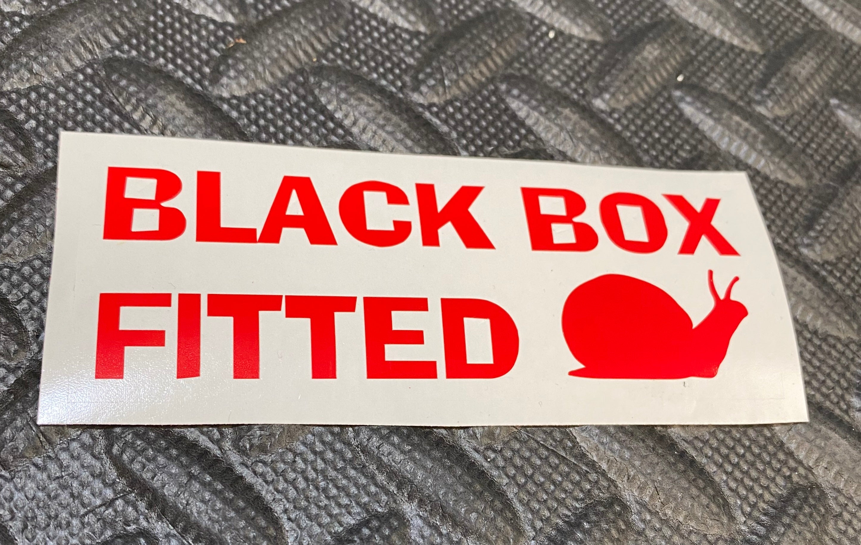 Autocollant en vinyle ajusté Black Box