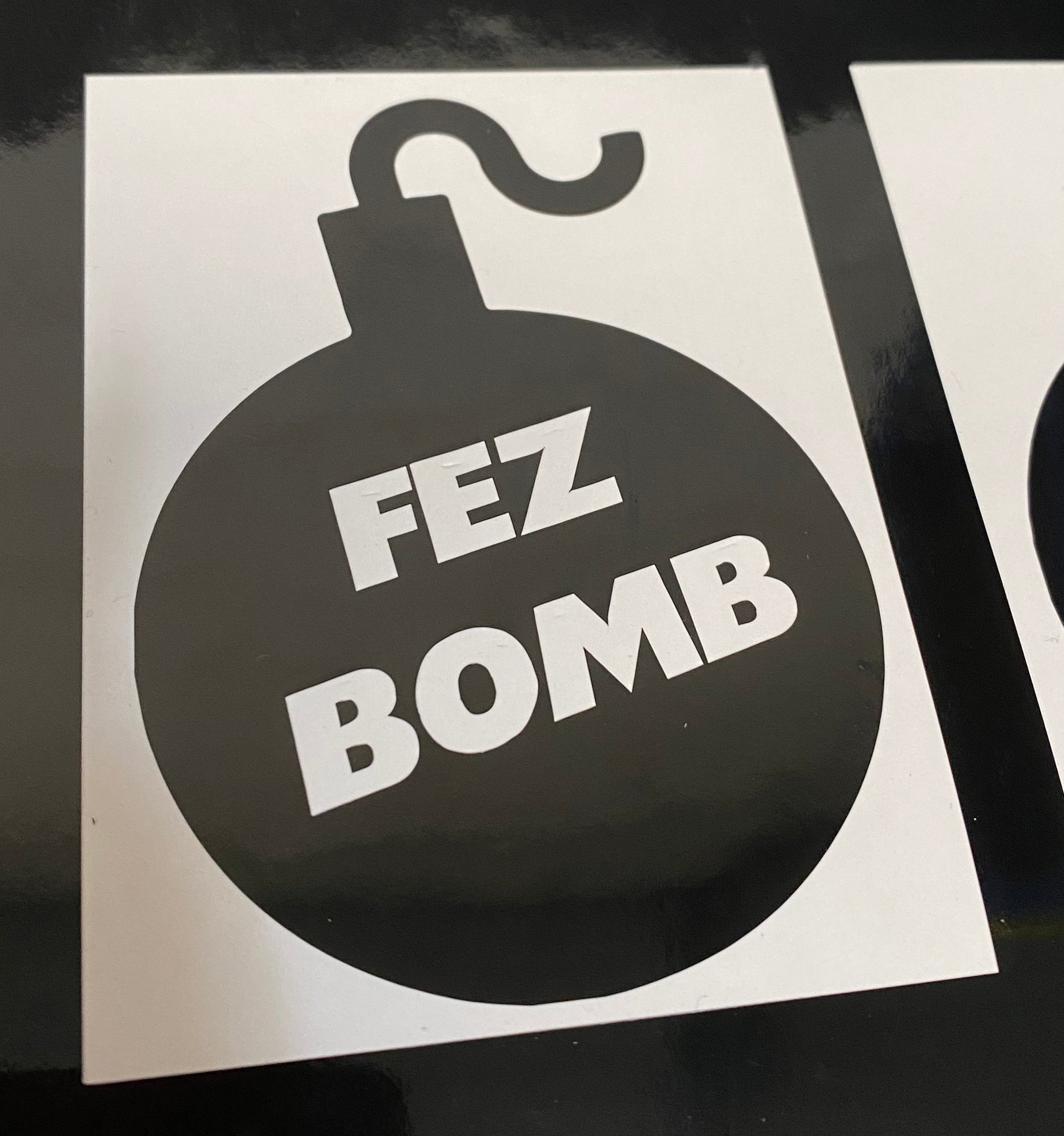 Autocollant en vinyle Fez Bomb
