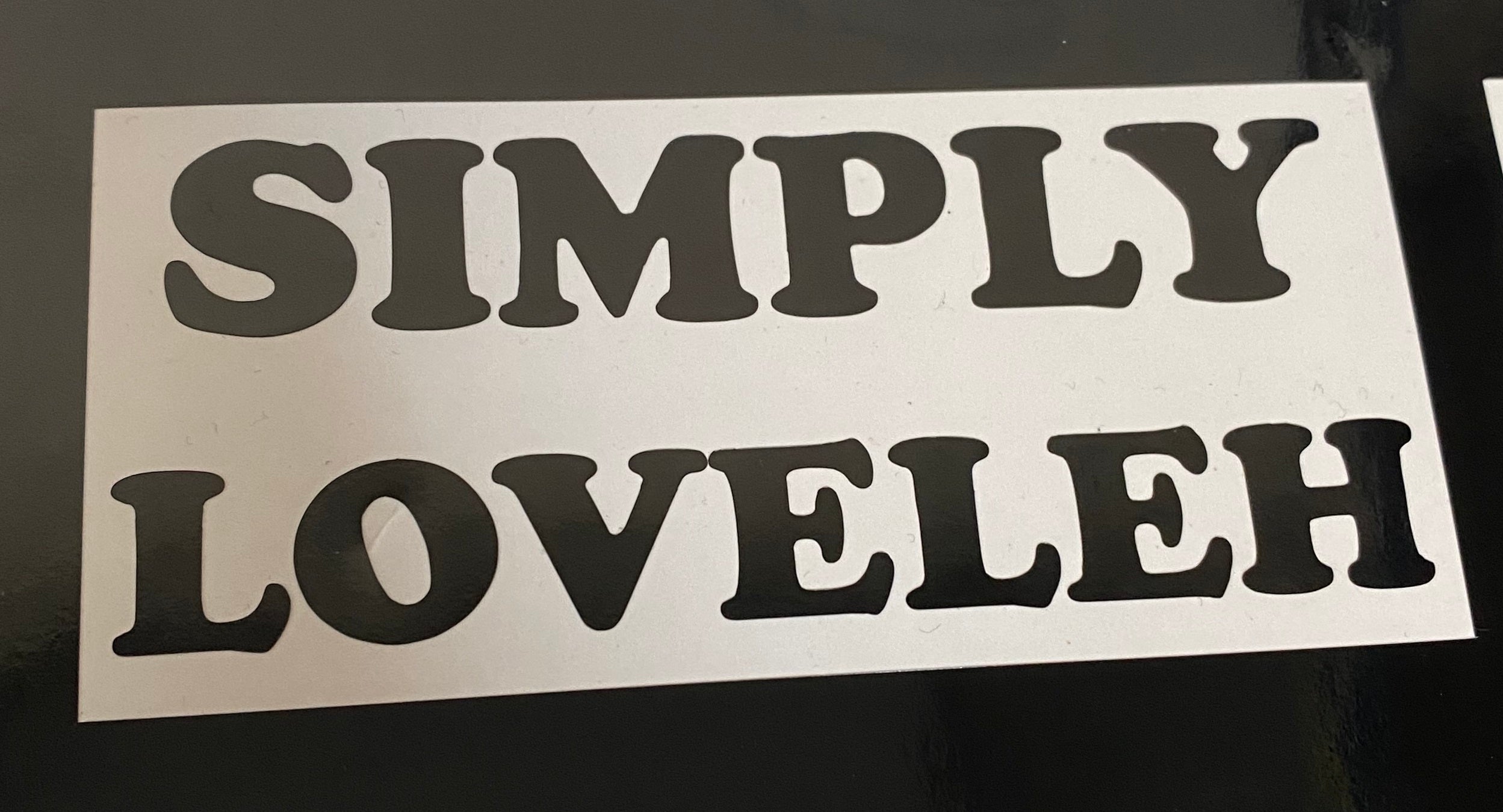 Autocollant en vinyle Simply Loveleh