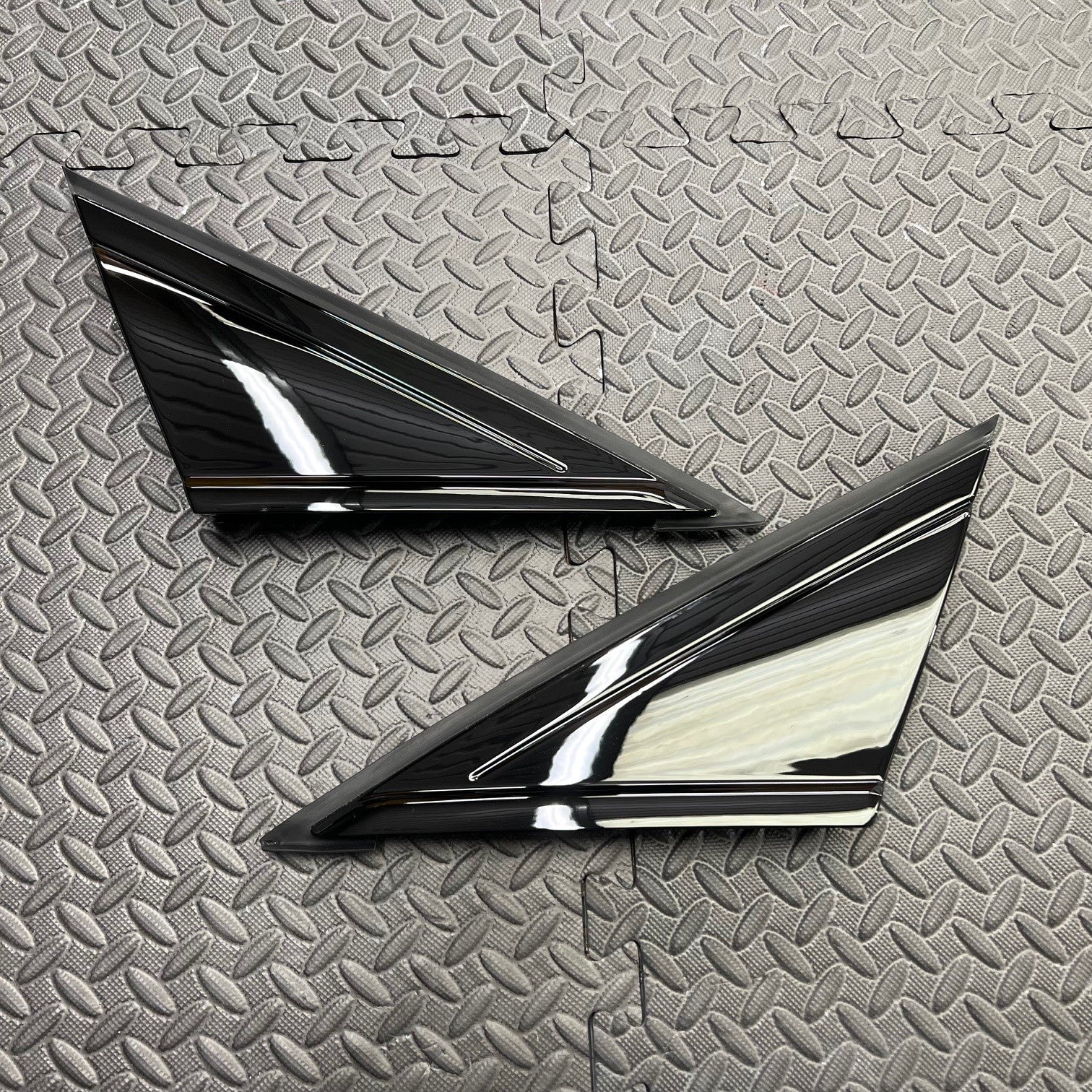 Genuine Ford Mk3/3.5 Focus Front Quarter Trims (Pair) - Gloss Black Painted