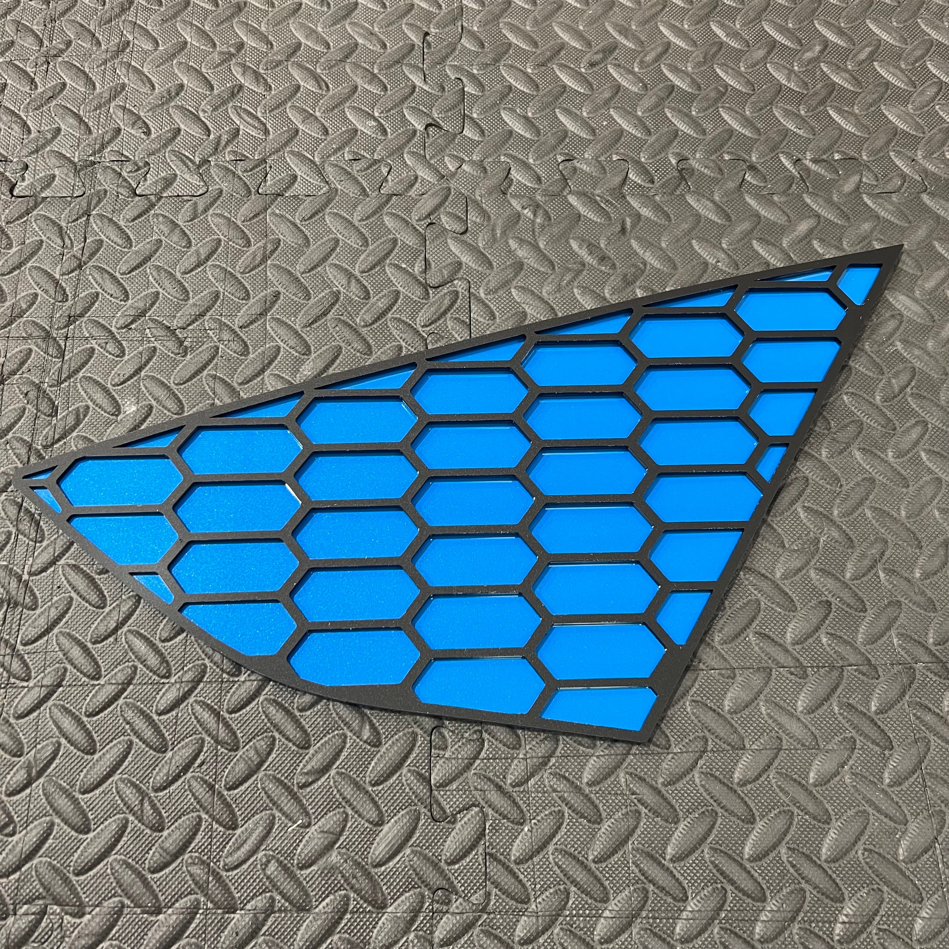 Mk3/3.5 Focus (Hatchback) Rear Quarter Window Insert (Right Hand Side) - Satin Black Hexagonal Design With Painted Nitrous Blue Backing Plate